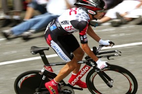 中国足球体育媒体报道聚焦战绩与背后机制，分析中国足球